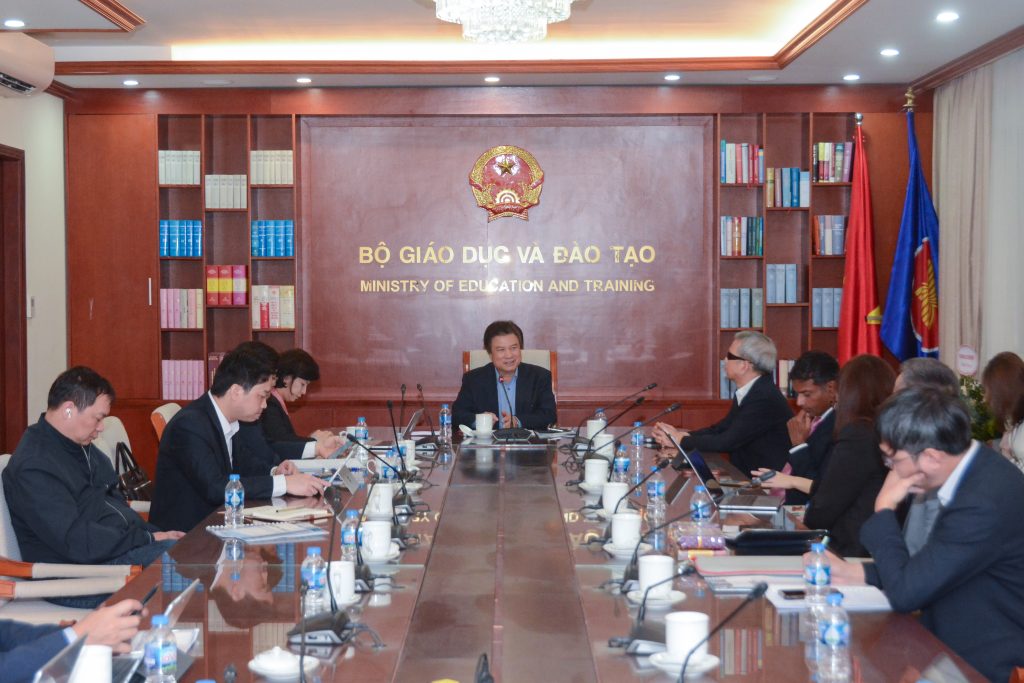  Thứ trưởng Nguyễn Hữu Độ đang trao đổi cùng đội ngũ Khan Academy và Khan Academy Việt Nam